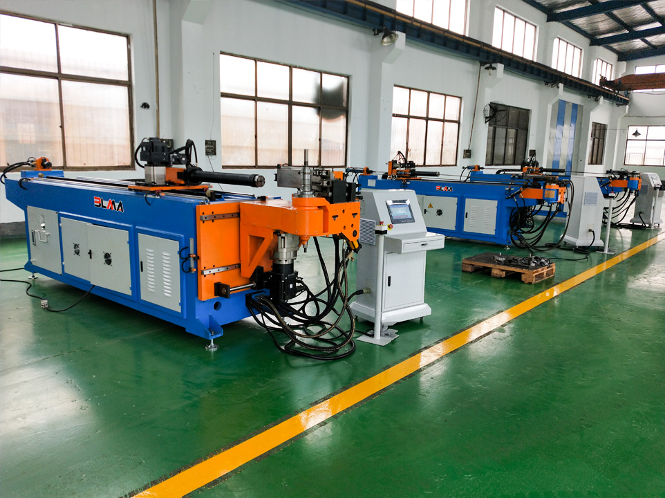 Exporter une machine à cintrer les tuyaux CNC au Vietnam