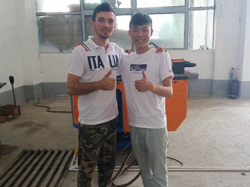 client de l'Ouzbékistan vient inspecter la machine à cintrer les tubes dw100nc